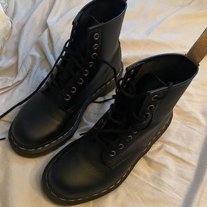 Dr. Martens Vegan 1460